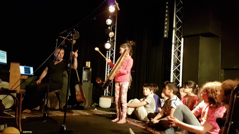 Élève jouant d'un instrument lors d'un atelier musical de avec Patrice Caumon pour le projet Poèmes Karaoké de Permanences de la Littérature