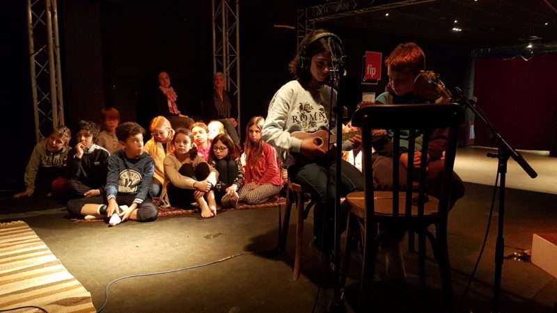 Des élèves enregistrant un instrument lors de l'atelier de Patrice Caumon pour les Poèmes Karaoké , organisé par Permanences de la Littérature
