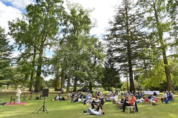 festival littérature en jardin organise une journée de rencontres à saint-émilion au château dassault le 23 juin